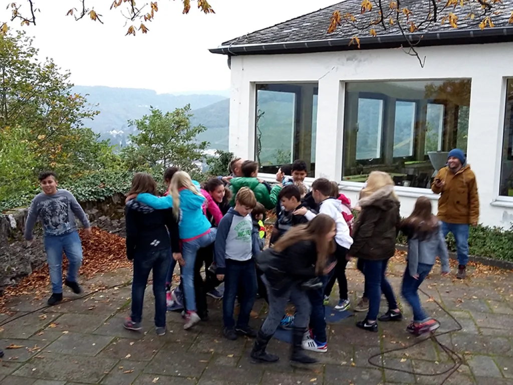 Jugendliche stehen dicht beieinander bei der Übung.